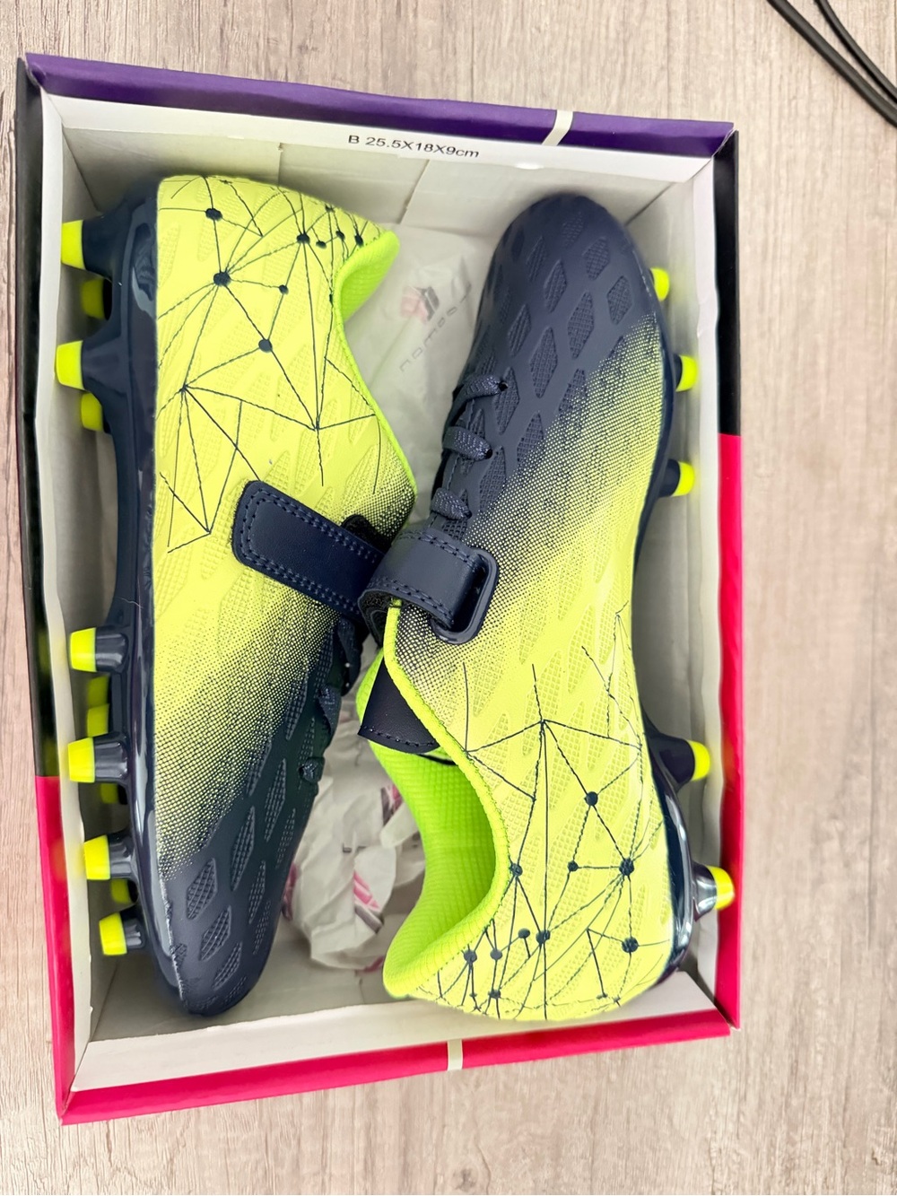 Soccer cleats - Picture 3 of 6
